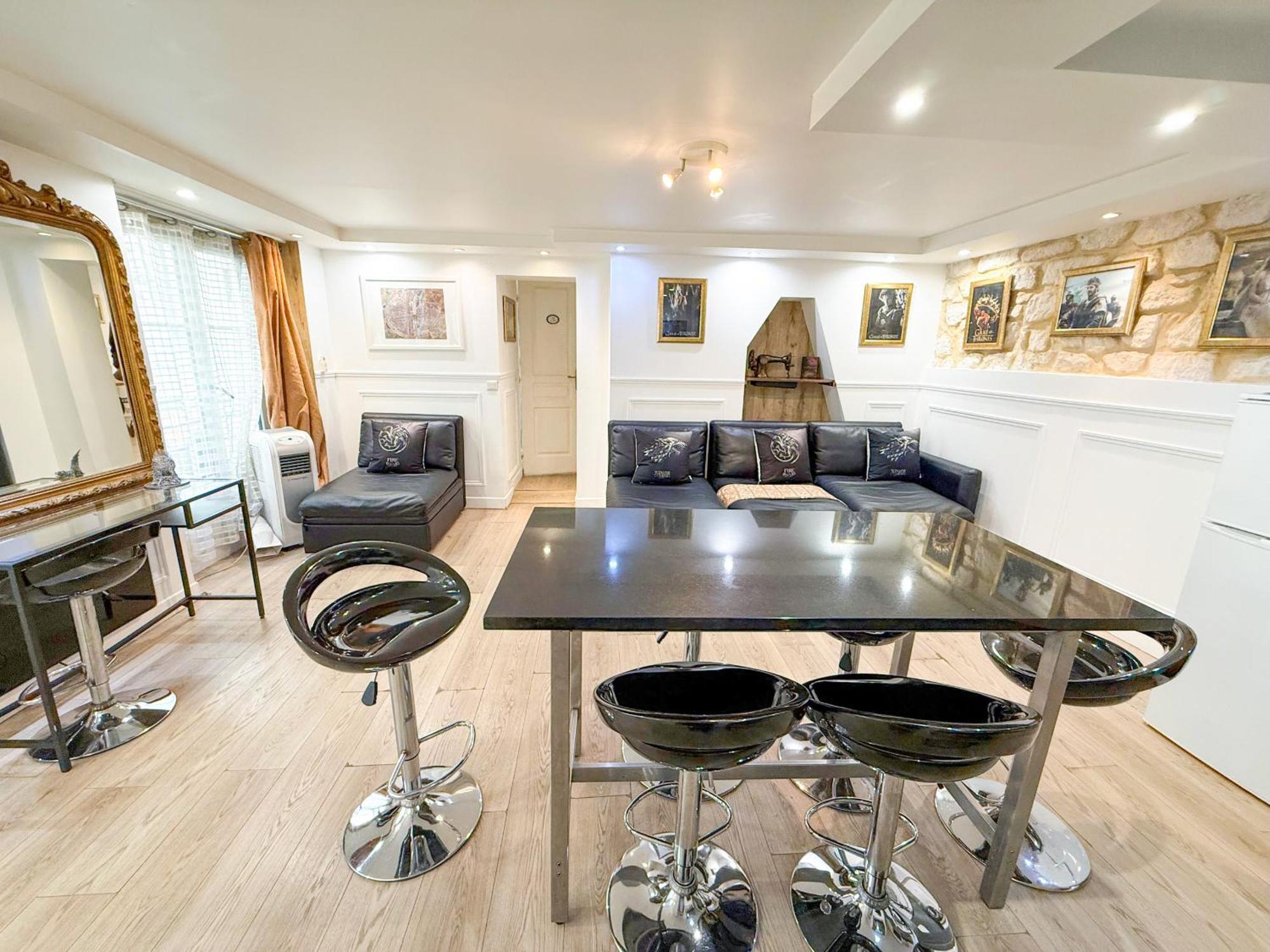 Urban Flat 42 - Game Of Thrones Apartment *